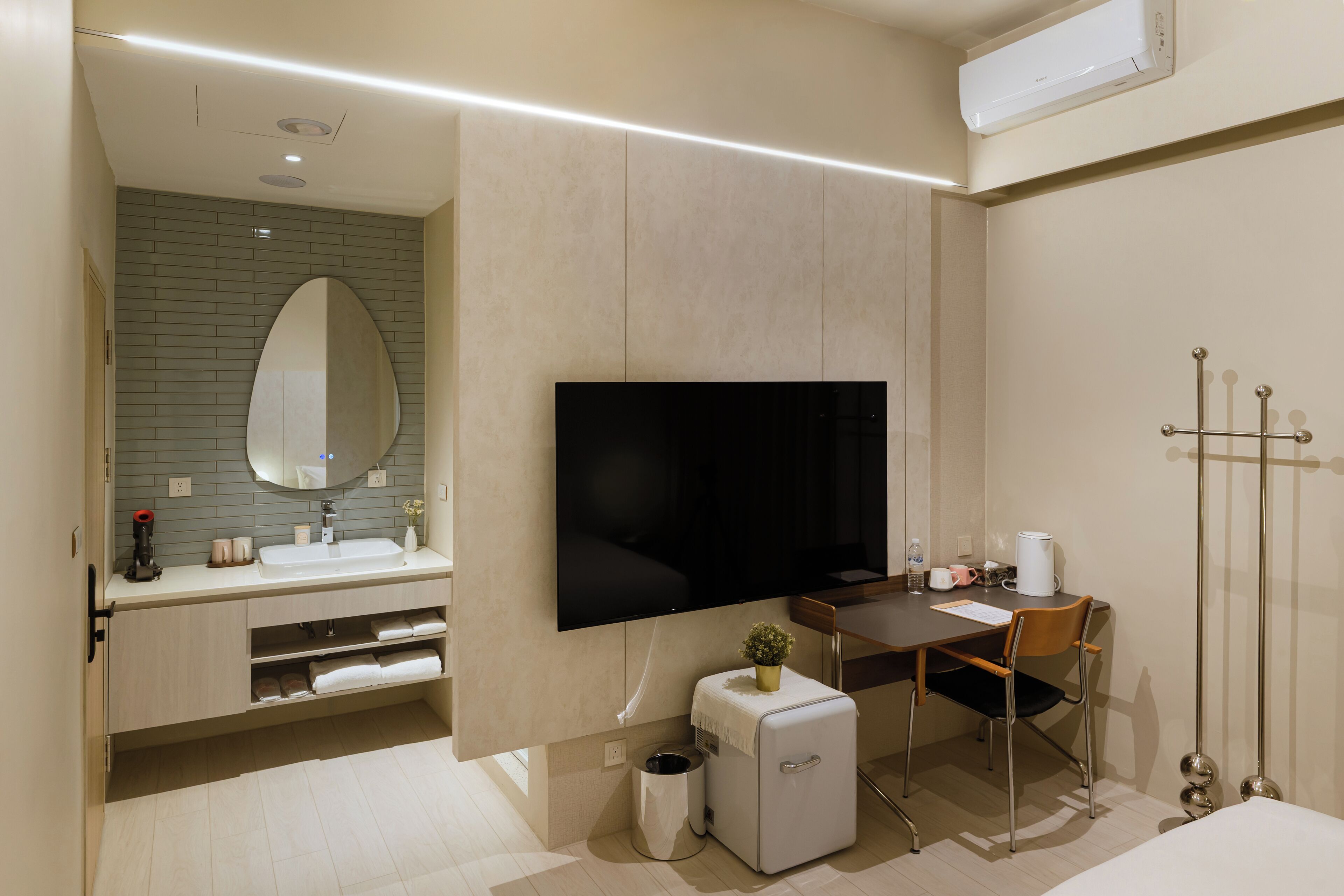 Desk, laptop workspace, free WiFi