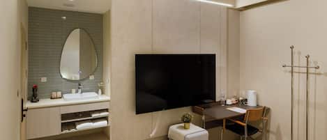 Desk, laptop workspace, free WiFi