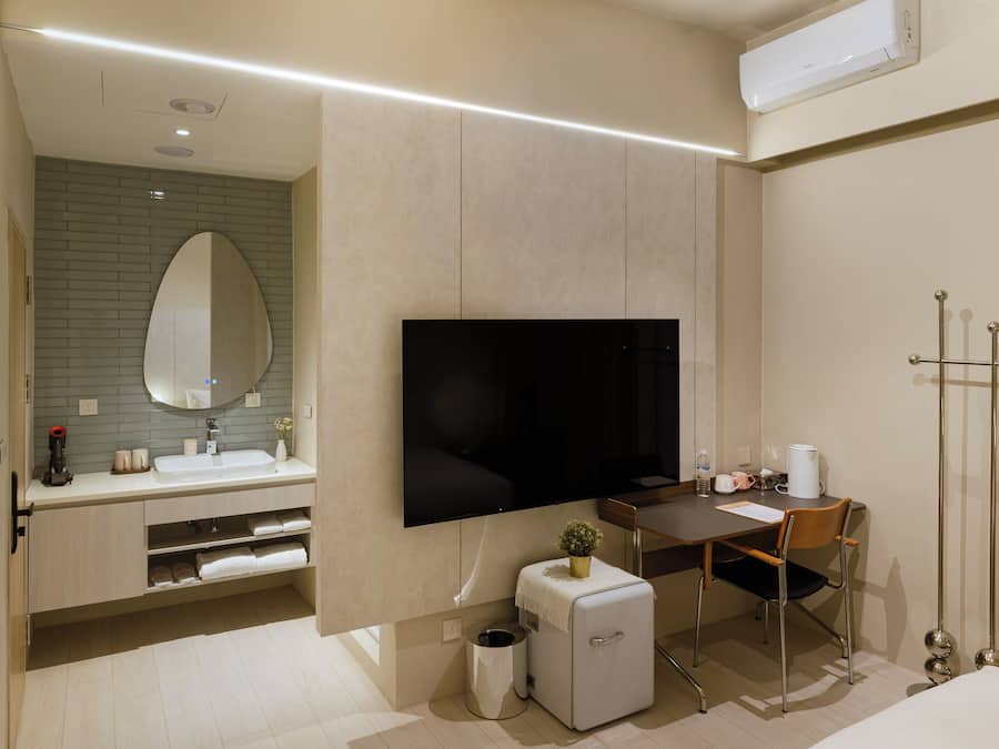 Desk, laptop workspace, free WiFi