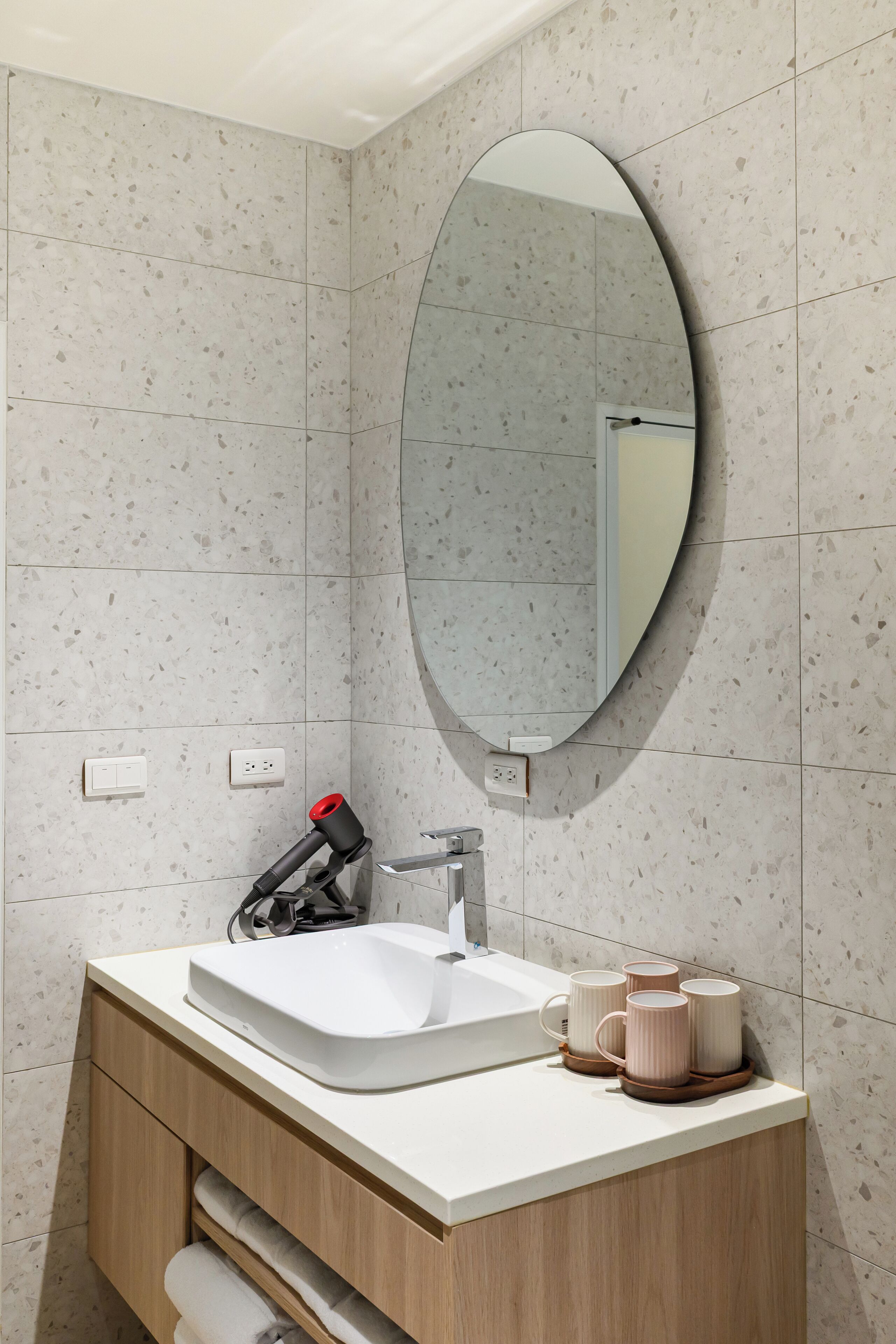 Haartrockner, Hausschuhe, Bidet, Handtücher