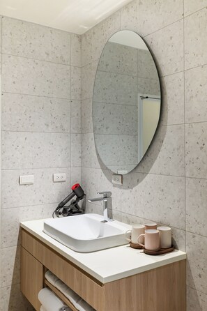 Sèche-cheveux, serviettes fournies, shampoing, papier toilette