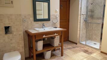 Douche, sĂšche-cheveux, serviettes fournies, papier toilette