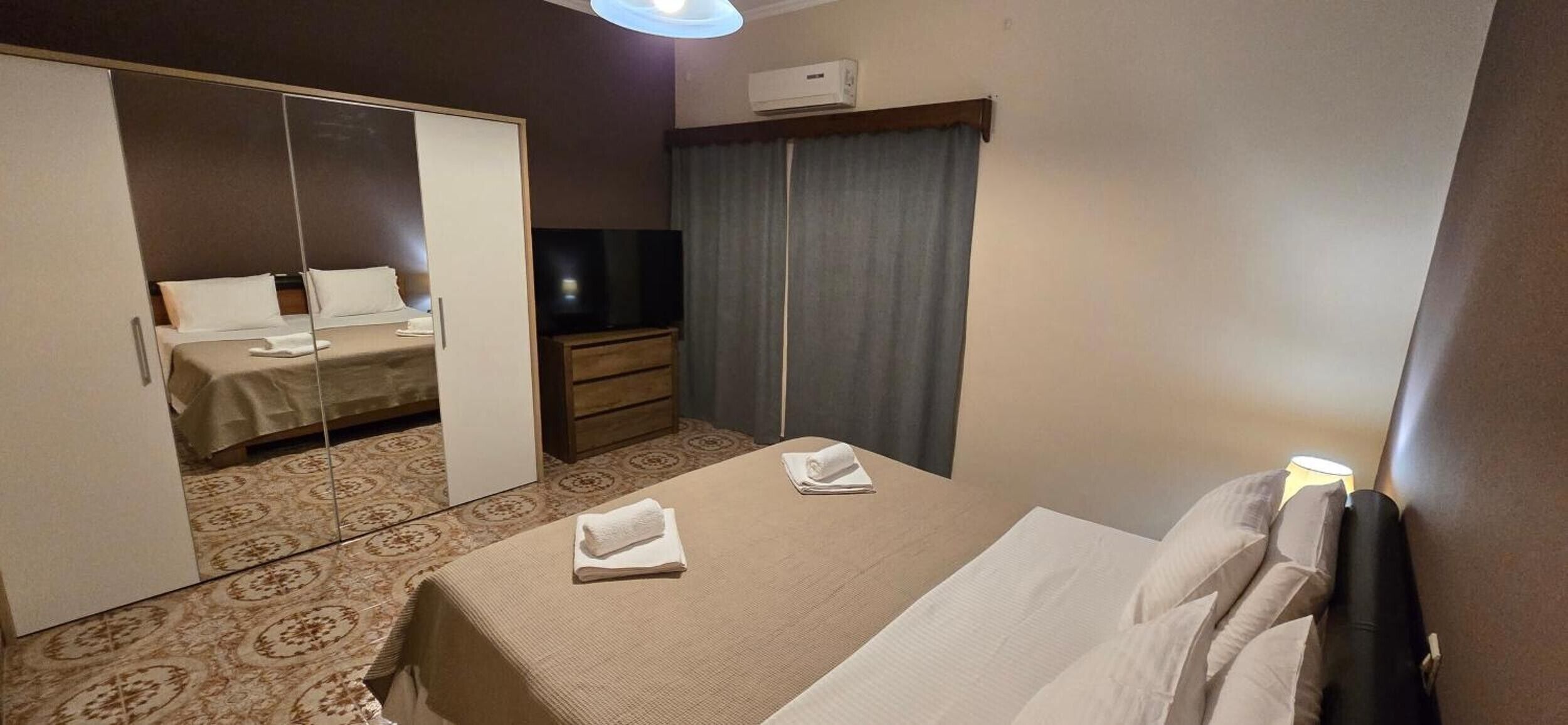 Een strijkplank/strijkijzer, wifi, beddengoed, rolstoeltoegankelijk