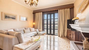 Una televisión, una chimenea