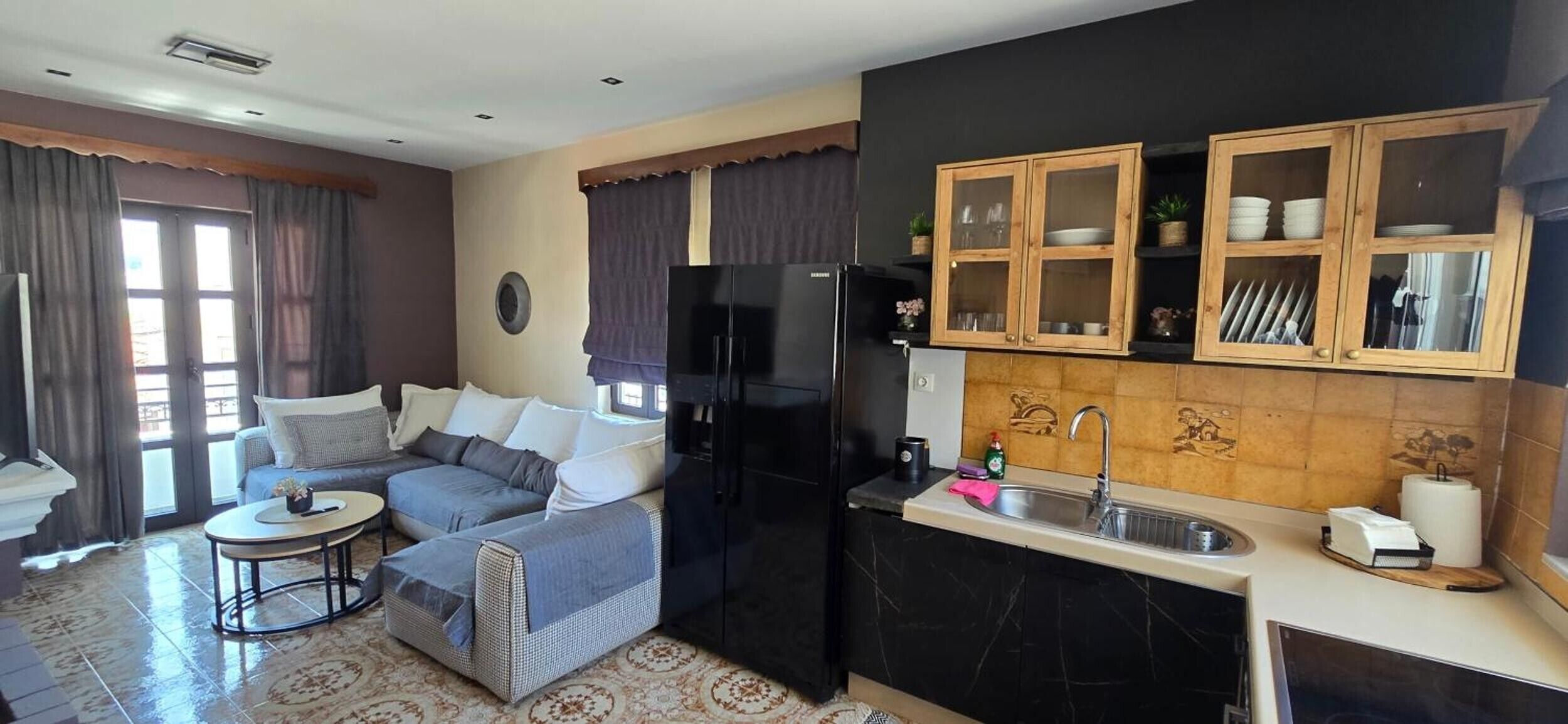 Een televisie en een open haard