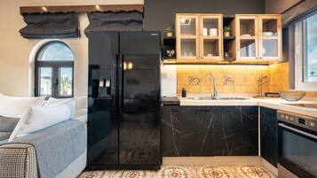 Kjøleskap, mikrobølgeovn, ovn og kokeplater