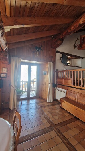 Iron/ironing board, WiFi - Spacious apartment in authentic traditional house with outdoor parking (Val-d'Isère)