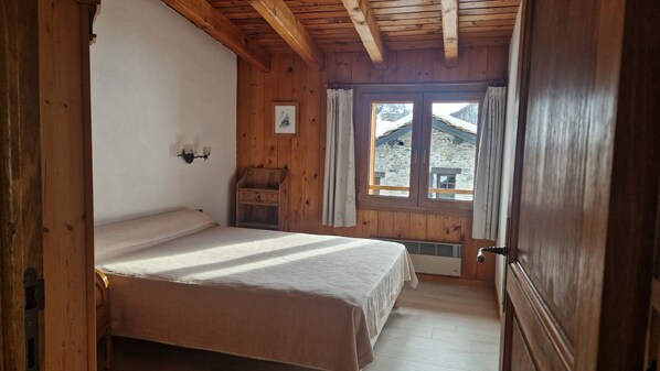 Iron/ironing board, WiFi - Spacious apartment in authentic traditional house with outdoor parking (Val-d'Isère)
