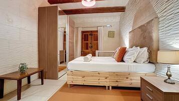4 bedrooms, desk, iron/ironing board, travel crib