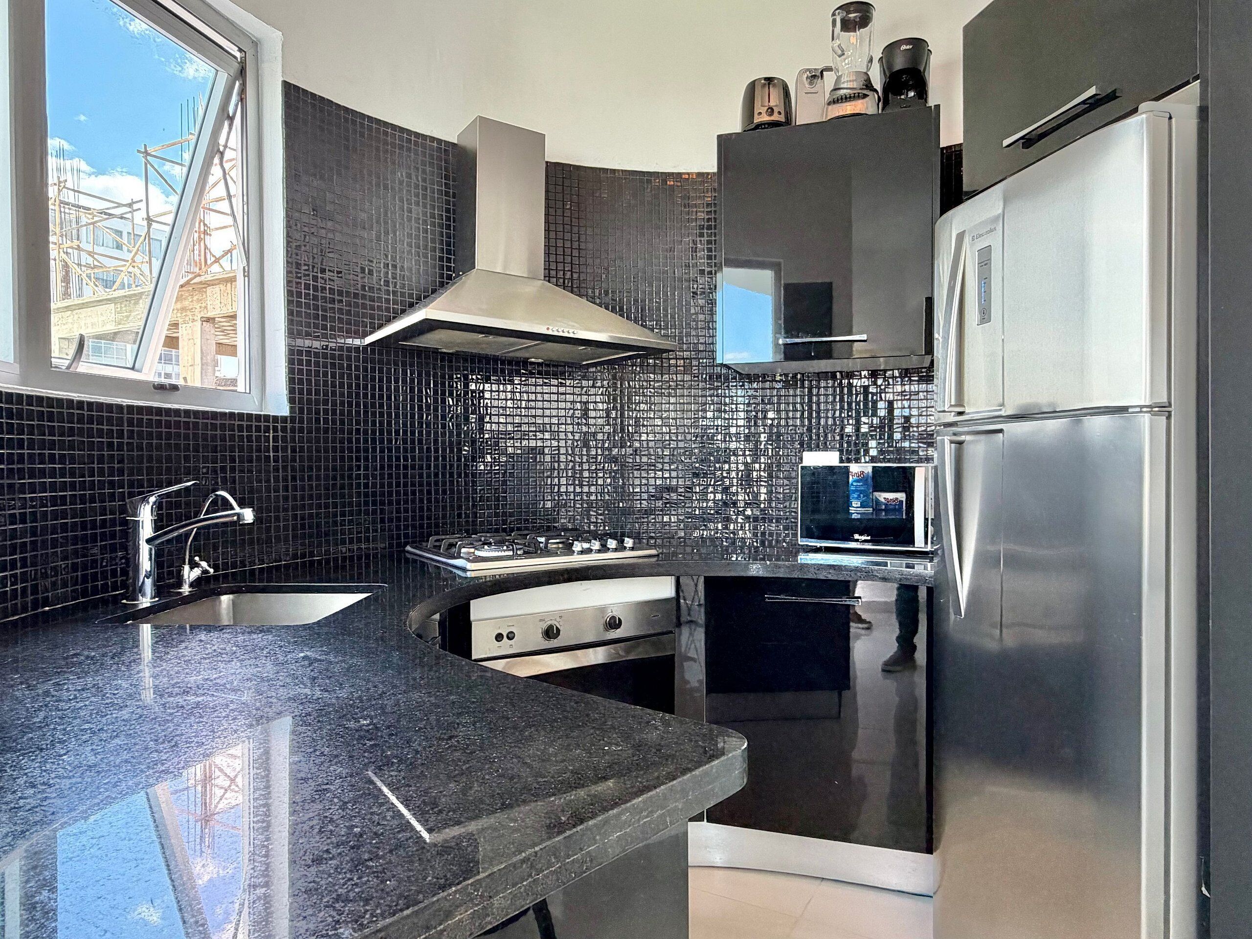 Een koelkast, een microgolfoven, een oven