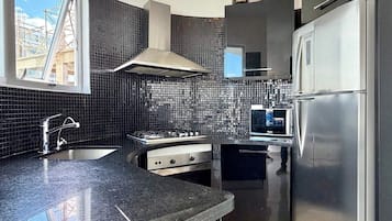 Een koelkast, een microgolfoven, een oven