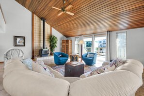 Casa, varias camas (Blue Heron Hideout) | Área de sala de estar