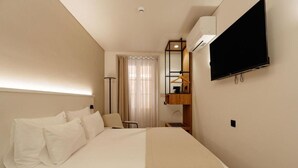 Kamar Double atau Twin Basic | Meja kerja, setrika/meja setrika, dan Wi-Fi gratis