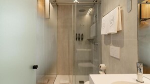 Kamar Double atau Twin Basic | Kamar mandi | Shower, perlengkapan mandi gratis, pengering rambut, dan sandal