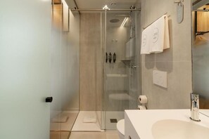 Basic-værelse med dobbeltseng eller 2 enkeltsenge | Badeværelse | Bruser, gratis toiletartikler, hårtørrer, hjemmesko