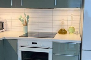 Réfrigérateur, four à micro-ondes, un four, surface de cuisson