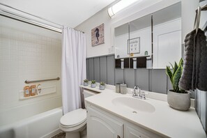 Dusche, Haartrockner, Handtücher, Seife