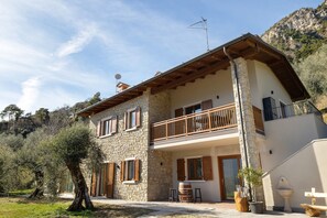 Exterior - Apartment Frantoio, Casa 'L'Olivér with Lake View and Private Garden (Bassanega)