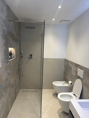 Dusche, Haartrockner, Handtücher