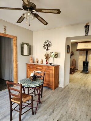 Dining - Gîte "Des Mes-Anges" – Spacious Retreat for Families in Etreval (Étreval)