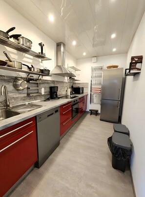 Private kitchen - Gîte "Des Mes-Anges" – Spacious Retreat for Families in Etreval (Étreval)