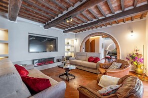 Smart TV, stereo - La Burraia 18, Emma Villas (Montepulciano)
