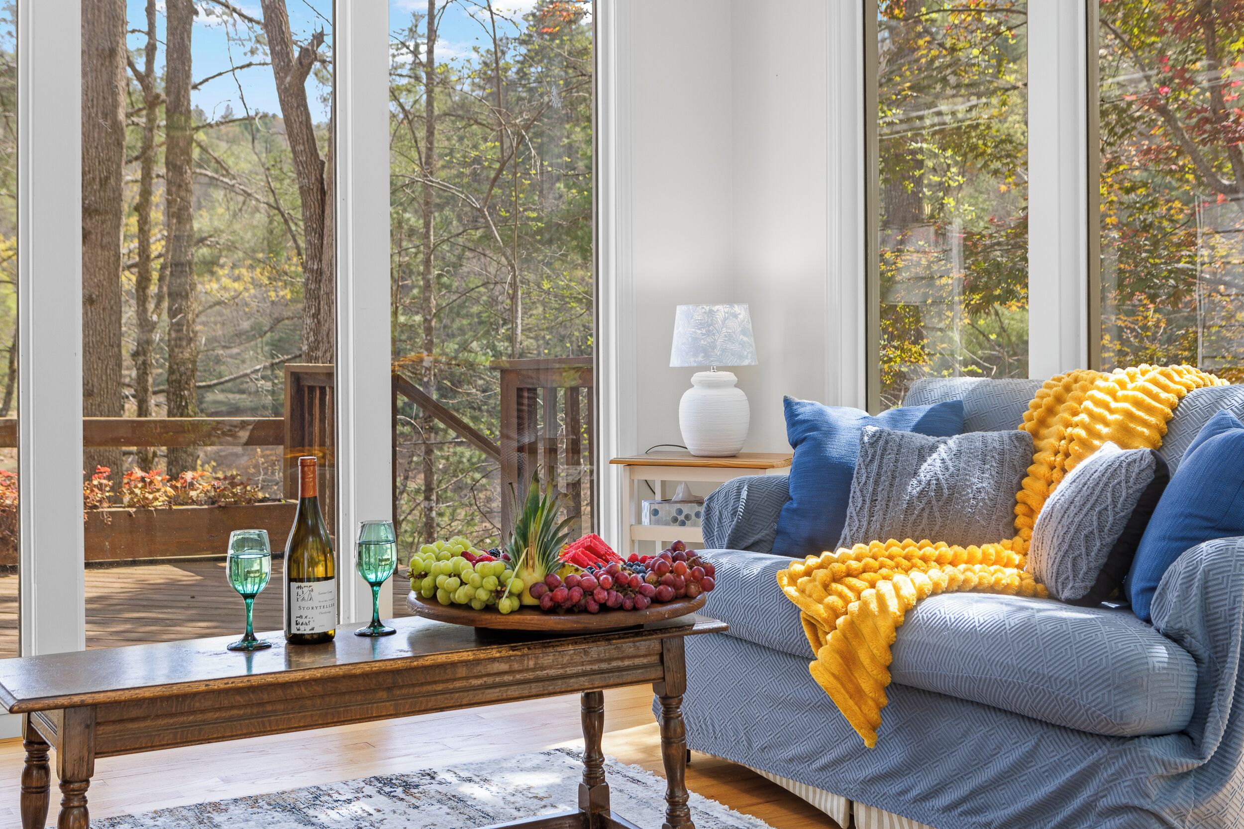 Smart-TV, Kamin, DVD-Player, Bücher