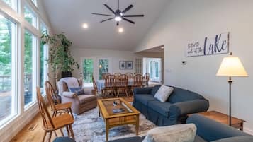 Smart-TV, Kamin, DVD-Player, BĂŒcher