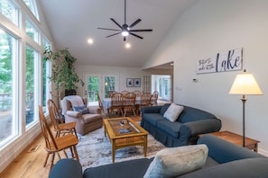 Älytelevisio, takka, DVD-soitin, kirjoja