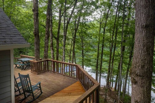 *NEW Private Lakefront Retreat w/ Dock | Huge Porch | In-Law Suite | Pets Frndly