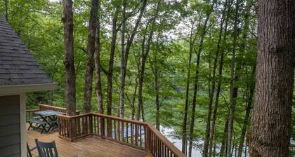 *NEW Private Lakefront Retreat w/ Dock | Huge Porch | In-Law Suite | Pets Frndly