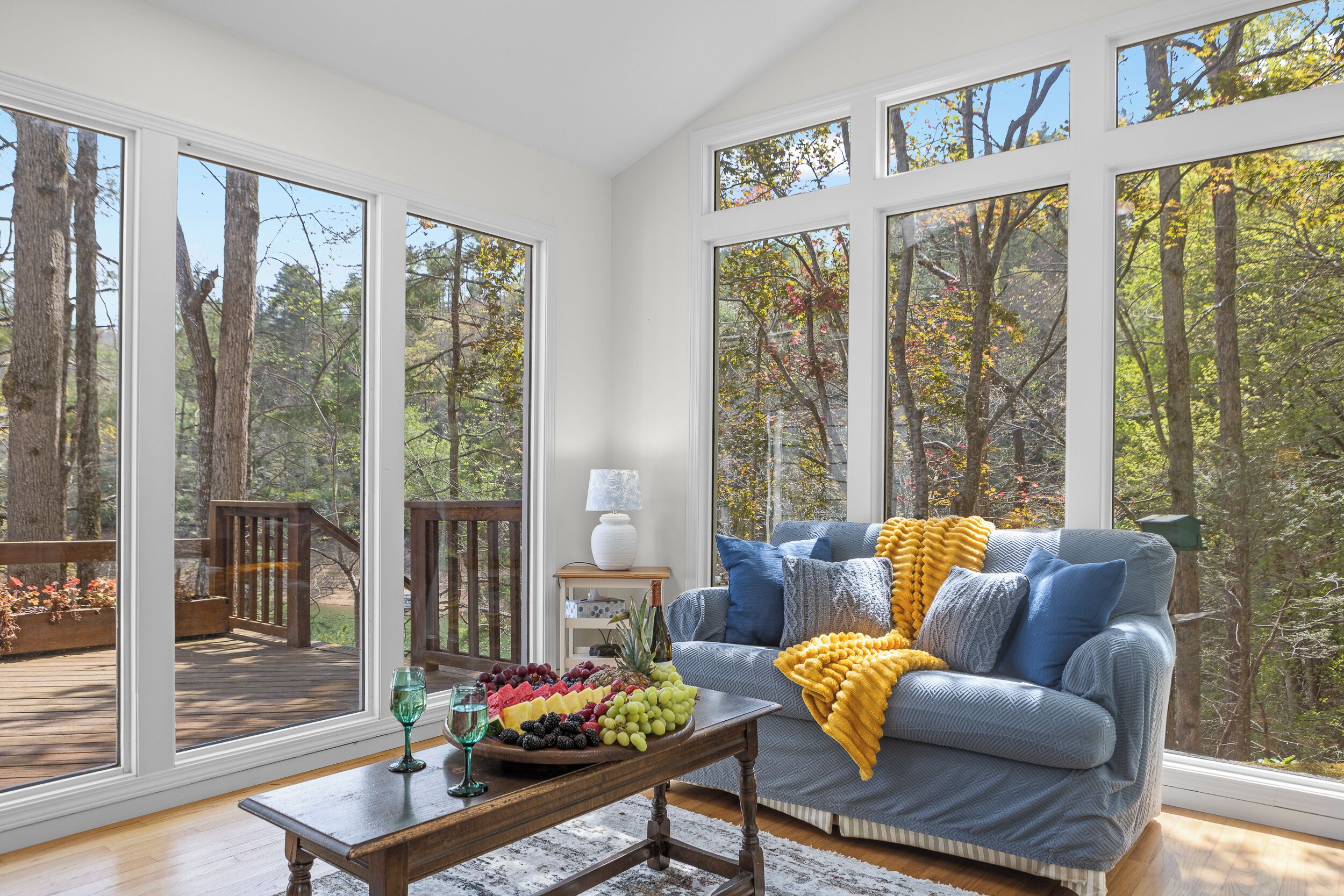 Smart-TV, Kamin, DVD-Player, Bücher