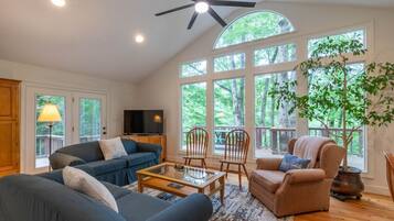 Smart-TV, peis, DVD-spiller og bøker