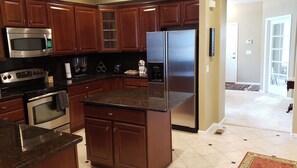 Micro-ondes, four, plaque de cuisson, lave-vaisselle