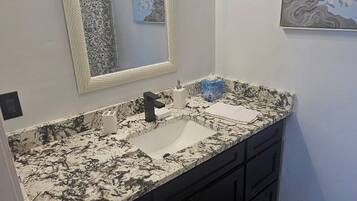 Whirlpool, Handtücher, Seife, Toilettenpapier