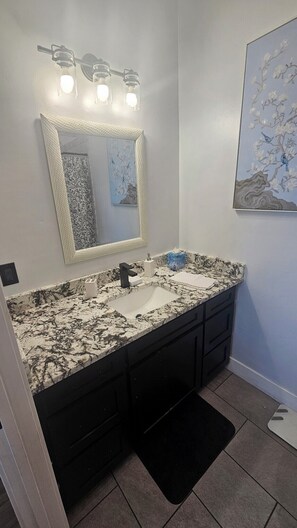 Vasca idromassaggio, asciugamani, sapone, carta igienica