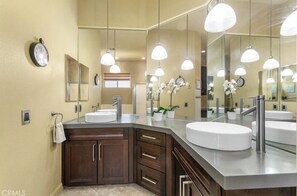 Dusj, håndklær, såpe og toalettpapir