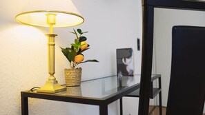 Ein Tisch mit Lampe und einer Topfpflanze.