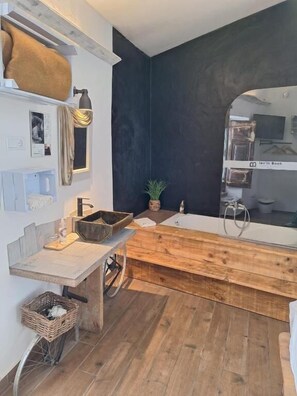 Deluxe Double Room, City View | Bathroom | Hair dryer, towels, soap, shampoo - Lovin Book Guesthouse (Óbidos)