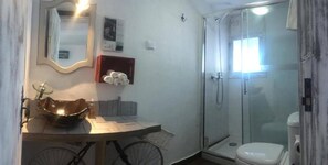 Panoramic-Doppelzimmer, Nichtraucher, Stadtblick | Badezimmer | Haartrockner, Handtücher, Seife, Shampoo