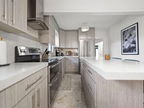 Kylskåp, mikrovågsugn, ugn och spishäll