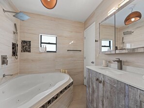 Hair dryer, towels, soap, shampoo - The Gilded Palm - Near Design District - Pool & Hot Tub (Miami)