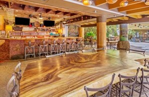 Bar (on property) - Heart of Waikiki/ Steps to Beach/2 Balconies overlooking pool garden Oasis/AC (Honolulu)