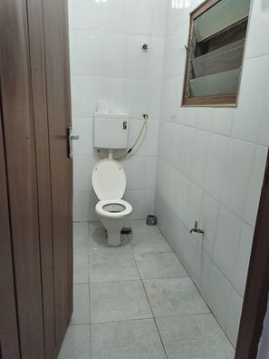 Deluxe eenpersoonskamer | Badkamer | Een douche, gratis toiletartikelen, pantoffels, handdoeken