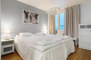 Desk, WiFi, bed sheets - Santalux City Suite By Lapland Host (Rovaniemi)