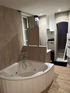 Douche, baignoire Ă jets, sĂšche-cheveux, serviettes fournies