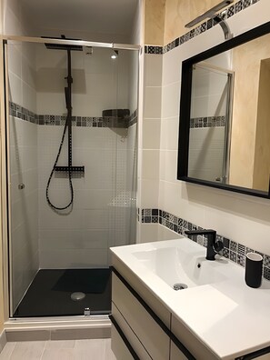 Dusj, hårføner og håndklær