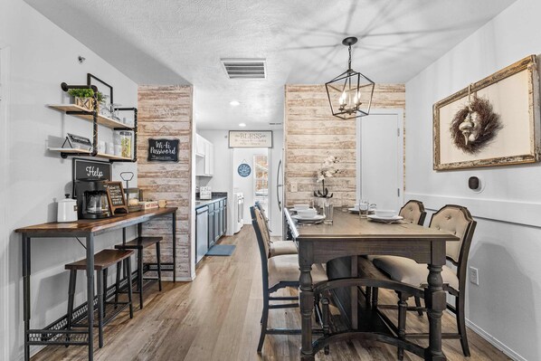 Dining - Ashley's Charming Chalet (Branson)