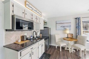 Réfrigérateur, micro-ondes, plaque de cuisson, lave-vaisselle