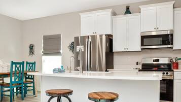 House, Multiple Beds (Fish-n-Ships) | Private kitchen